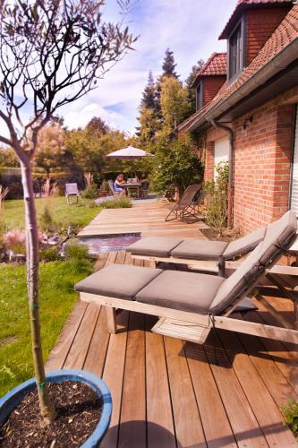 magnifique Terrasse de reve style jardin moderne avec bassin, boain de soleil et salon de jardin à lille