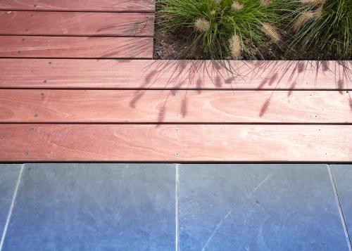 terrasse en bois exotique et pierre bleue avec plantation de graminees a lille