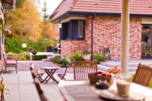 table jardin terrasse design et campagnard a arras avec dalles béton et ensemble moderne